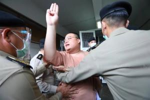 ศาลสั่งถอนประกันตัว “เพนกวิน” ชี้ทำผิดเงื่อนไขประกัน! ส่วน “อานนท์-รุ้ง” ชี้ชะตา 7 ก.ย นี้