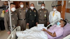 ผบช.น.นำตำรวจ ทหาร รุดเยี่ยม คฝ.ถูกกระสุนเจาะคอ ร่วงกลางม็อบ 7 ส.ค.