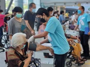 “หมอมนูญ” เผยผู้สูงอายุ-ผู้ป่วย 7 โรคได้รับการฉีดวัคซีนน้อยไป แนะเร่งฉีดลดป่วยหนัก