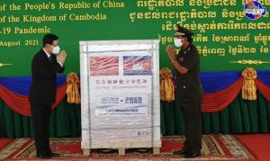 วัคซีนซิโนฟาร์มจากจีนถึงพนมเปญอีก 500,000 โดส ย้ำช่วยเหลือจนกว่าโควิดหยุดระบาด