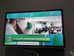 เหมาะสมไหม? ทีวีช่องดังนำคลิป ผกก.โจ้ใช้ถุงคลุมหัวมาเปิดให้ญาติพ่อค้ายาดู ก่อนถ่ายรีแอ็กชันไปเสนอข่าว
