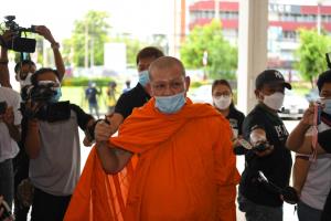 โดนแล้ว! หลวงพ่อ FC ผกก.โจ้ หิ้วข้าวหิ้วน้ำให้กำลังใจ พศ.สั่งตักเตือนชี้ไม่เหมาะสม