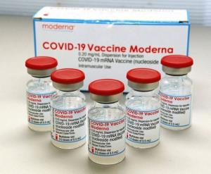 ญี่ปุ่นพิสูจน์สิ่งแปลกปลอมในวัคซีน “โมเดอร์นา” อาจเป็นยางฝาขวด เร่งสอบตาย 2 รายหลังฉีด