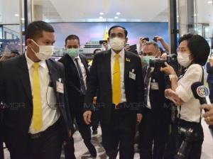 “บิ๊กตู่” กลับเข้าสภาฯ ปัดตอบคุย “บิ๊กป้อม-ธรรมนัส” จบหรือไม่