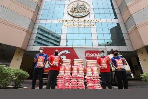 ฟู้ดสตาร์ บริจาคข้าวสาร 2,000 ถุง ช่วยสมาคมแท็กซี่ ผ่าน ก.แรงงาน