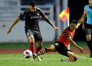 "ประจวบ" โกงตาย! ได้จุดโทษท้ายเกมช่วยเจ๊า "เมืองทอง" 2-2