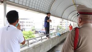 ปิดถนนระทึก! หนุ่มใหญ่คิดสั้นจะกระโดดสะพานหลังมีปัญหากับภรรยา