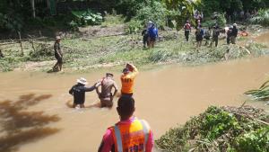 สุดเศร้า! จนท.ช่วยกู้ร่างสาวใหญ่วัย 55 ปีภรรยาฝรั่ง พลาดท่าตกสะพานหลังบ้านถูกน้ำป่าซัดหายกลายเป็นศพห่างไป 6 กม.
