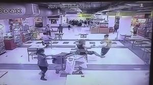 เผยคลิปพลเมืองดีใช้ขาสกัด นร.หญิงปล้นทองกลางห้างจนล้ม เหตุจากเบิกเงินประกันพ่อเล่นแชร์ออนไลน์แต่โดนโกง