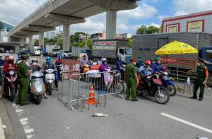 สุดอึ้ง! ตำรวจเวียดนามพบ 15 คนซุกท้ายรถบรรทุกห้องเย็นลอบหนีออกจากพื้นที่โควิดระบาด