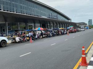 สถานีกลางบางซื่อหรือตลาดนัดบางซื่อ ชาวเน็ตโวยพ่อค้าแม่ค้าจับจองสถานที่
