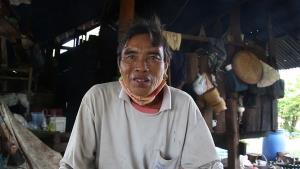 นายเสริม กัณหา อายุ 65 ปี ชาวบ้านคำป่าหลาย ที่ได้รับผลกระทบจากการปล่อยน้ำเสียของโรงงานยางพารา