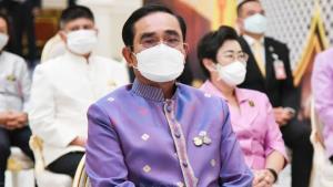 “บิ๊กตู่” อวยพรวันเกิด “วิษณุ-อนุทิน” กลาง ครม.พร้อมมอบของขวัญสวนในโหลแก้ว