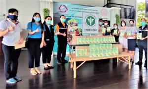 พอช.รับมอบคู่มือปฏิบัติตนแจกชาวชุมชนช่วงกักตัวผู้ติดเชื้อโควิด-19