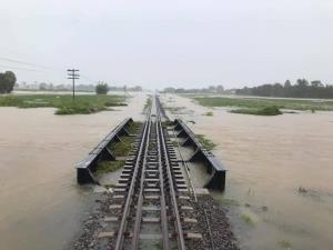 น้ำท่วมทางรถไฟสายหนองคายเสียหาย รฟท.เปลี่ยนเส้นทางเดินรถ “ศักดิ์สยาม” สั่งทุกหน่วยเร่งช่วยเหลือประชาชน