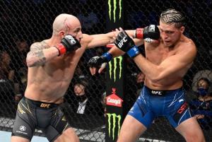 "โวลคานอฟสกี้" แลกเดือดชนะ "ออร์เตก้า" แบบหัวใจแทบหยุดเต้นในศึก UFC 266