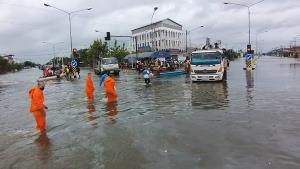 เขตเศรษฐกิจเมืองสุโขทัยยังจมบาดาล ถนนสายหลักถูกน้ำท่วมหนักต้องใช้เรือ-รถทหารสัญจรเข้าออก