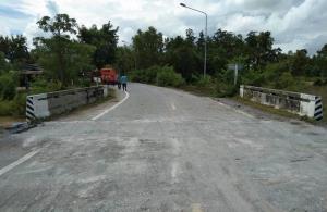 ทช.ซ่อมถนนสาย สพ.3041 จ.สุพรรณบุรี ที่ถูกน้ำท่วมเสียหายเสร็จแล้ว