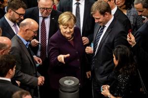 อดีตนายกรัฐมนตรีเยอรมัน Angela Merkel  เมื่อครั้งที่โยนบัตรลงคะแนนของเธอลงในกล่องลงคะแนนในระหว่างการร่างกฎหมายเกี่ยวกับสภาพอากาศ เดือนธันวาคม 2019 เครดิต: Fabian Sommer / Getty Images