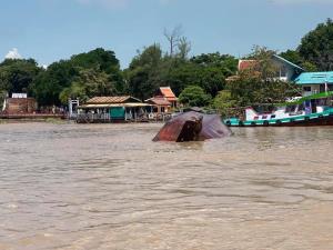เกิดเหตุ “เรือล่ม” บริเวณสามแยกวัดพนัญเชิง จ.พระนครศรีอยุธยา เบื้องต้นมีผู้สูญหายจำนวน 2 ราย