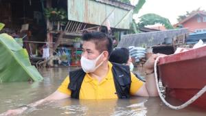 “บิ๊กป้อม” บอก “ธรรมนัส” ลอยคอลุยน้ำช่วยชาวอยุธยา เป็นเรื่องของเขา ยัน พปชร.ลงพื้นที่ช่วย ปชช.ไม่ใช่หาเสียง เตรียมพร้อมรับมือพายุ 8-10 ต.ค.นี้
