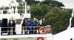 พล.อ.อาวุโส มินอ่องหล่าย (ยืนโบกมือ) ขณะร่วมชมขบวนสวนสนามทางเรือ (ภาพประกอบจาก VOA Burmese News)