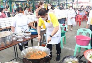 “ธรรมนัส” มอบสิ่งของพร้อมอาหารกลางวัน 1,000 ชุดช่วยชาวชุมชนแออัดบางเขน