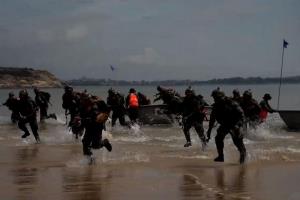 ข่มขวัญไทเป! กองทัพจีนแพร่คลิปซ้อมยกพลขึ้นบกยึดชายหาดฝั่งตรงข้ามไต้หวัน (ชมคลิป)