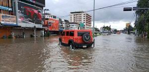 ระดับน้ำในเขตเศรษฐกิจเมืองจันทบุรียังคงสูงแม้ฝนหยุดตก ชาวบ้านเผยหนักสุดในรอบ 10 ปี
