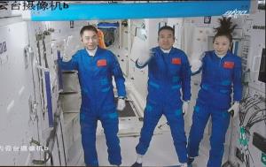 แฟ้มภาพซินหัว : นักบินอวกาศจีน 3 คน ได้แก่ ไจ๋จื้อกัง (กลาง) หวังย่าผิง (ขวา) และเย่กวงฟู่ โบกมือทักทาย หลังเข้าสู่โมดูลหลักของสถานีอวกาศสำเร็จ บันทึกภาพ ณ ศูนย์ควบคุมการบินและอวกาศปักกิ่ง ในกรุงปักกิ่ง เมืองหลวงของจีน วันที่ 16 ต.ค. 2021