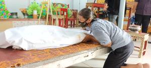 พ่อเลี้ยงโหดจับลูกเลี้ยงอายุ 8 ขวบ มัดกับขื่อภายในบ้าน ใช้สายไฟตีจนเสียชีวิต