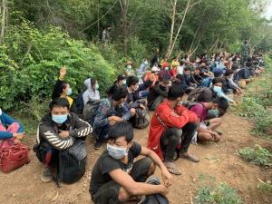 ไม่รอด! รวบ 120 หนุ่มสาวชาวพม่าทะลักเข้าไทย ยอมจ่ายค่าหัว 17,000-20,000 บาท
