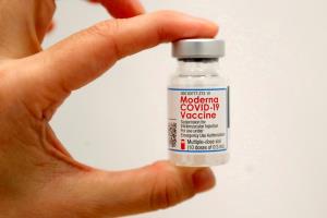 จนท.สหรัฐฯเลื่อนอนุมัติฉีดวัคซีนโควิด'โมเดอร์นา'ให้เยาวชน ขอเวลาประเมินความเสี่ยงหัวใจอักเสบ