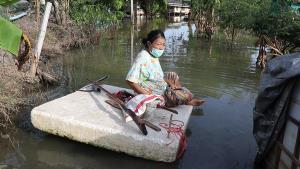 บ้านเรือนริมแม่น้ำยังท่วมสูง ชาวบ้านใช้ชีวิตอย่างยากลำบากนานเกือบ 2 เดือน