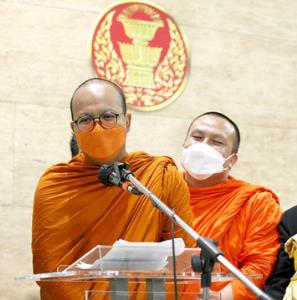 วัดกับบ้านอิงอาศัยกัน : พระให้ธรรม ชาวบ้านถวายปัจจัย 4