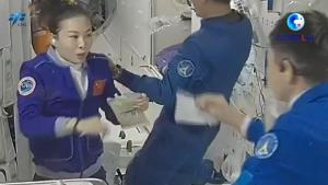 (ชมคลิป) วุ่นกว่าที่คิด! นักบินอวกาศจีน คว้าทิชชูเช็ด ‘นมหกกลางอากาศ’’