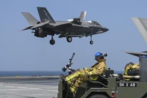 เครื่องบินขับไล่ไฮเทค F-35 ของอังกฤษร่วงดิ่งลงทะเล ขณะทะยานขึ้นจากเรือ‘ควีนเอลิซาเบธ’