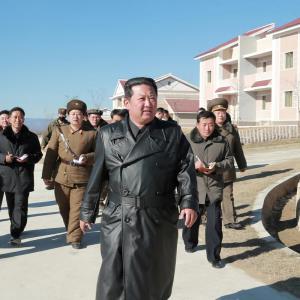 เกาหลีเหนือห้ามประชาชนสวม ‘เสื้อโค้ตหนัง’ เลียนแบบท่านผู้นำ