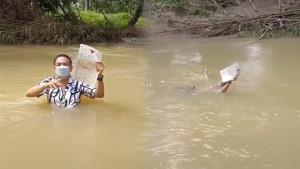 สุดยอดสปิริต! ชาวเน็ตชมนายหน้าหนุ่ม ลงน้ำให้คำแนะนำซื้อที่ดินบนเกาะสมุย