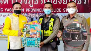 ประชาชนขึ้นโรงพักยโสธรมอบกระเช้าดาบจราจร ประทับใจคลิปจูงป้าข้ามถนน