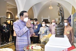 “บิ๊กตู่” อวยพรคนไทยเนื่องในเทศกาลปีใหม่ ขอให้มีความสุข บ้านเมืองสงบ ก้าวข้ามผ่านสถานการณ์การแพร่ระบาดของโควิด-19