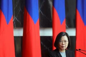 ผู้นำไต้หวันขอร้องจีนคุม "ความบ้าบิ่นทางทหาร" ของตัวเองหน่อย
