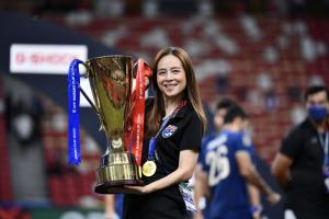 "มาดามแป้ง" สร้างประวัติศาสตร์ ผู้จัดการหญิงคนแรก คว้าแชมป์บอลอาเซียน