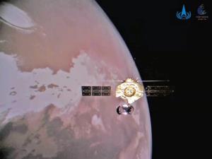(ภาพจากองค์การบริหารอวกาศแห่งชาติจีน : ยานโคจรของจีน และดาวอังคาร เผยแพร่วันที่ 1 ม.ค. 2022)