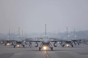 สลด!! เครื่องบิน F-16 ของไต้หวันดิ่งตกทะลกะทันหัน เชื่อ “นักบิน” หนีออกมาไม่ทัน