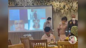 ฮือฮา! คู่รักจำเป็นต้องจัดพิธีสมรสออนไลน์ หลังเจ้าบ่าวติดโควิด เจ้าสาวต้องกักตัว ก่อนร่วมงานไม่กี่ชั่วโมง (ชมคลิป)