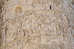 ภาพรายละเอียดของประติมากรรมบนเสาทราจัน (Trajan’s Column) ในกรุงโรม ซึ่งจัดสร้างขึ้นในช่วงปี ค.ศ. 107 – 113  ทั้งนี้จักรวรรดิโรมันอยู่ได้ด้วยแรงงานทาส และกลายเป็นปัจจัยสำคัญทำให้ต้องทำสงครามพิชิตดินแดนต่างๆ อยู่เรื่อยๆ เพื่อหาทาสใหม่ๆ