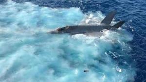 ดูเองกับตา! วินาที F-35C สหรัฐฯ ลงจอดพลาดบนเรือบรรทุกเครื่องบิน ตกลงทะเลจีนใต้ (ชมคลิป)