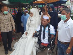 “แบเล๊าะ” หนุ่มพิการไร้แขนขาชาวสะบ้าย้อยแต่งงานแล้ว ท่ามกลางแขกร่วมยินดีเพียบ