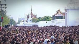 ไม่ยืนเคารพเพลงสรรเสริญพระบารมีไม่ผิดกฎหมาย! แต่ผิดอะไร ในหลวงยังต้องยืน!!